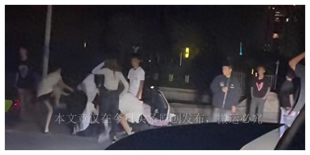 荒草地惊现女尸完整版,荒地惊现女尸扒开淤泥后惊呆众人