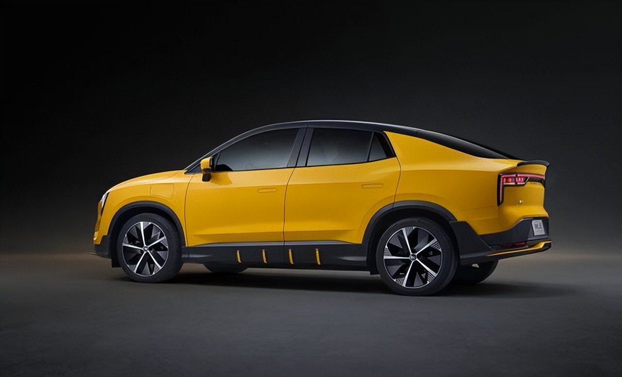 晚到却是“全球级”，扭转刚度3万牛米，连麦克风都是标配，22万