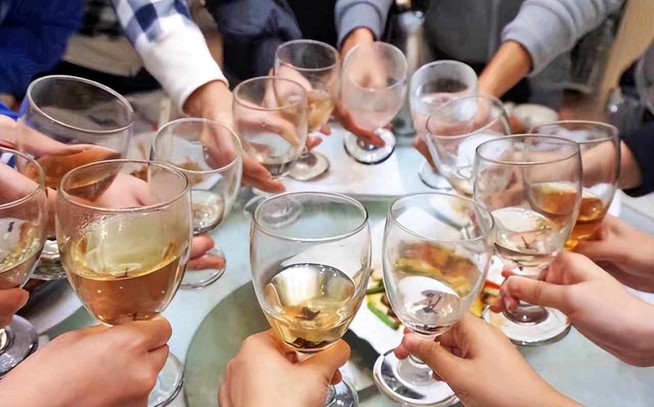 俄罗斯人为什么当水喝,为什么俄罗斯人能把伏特加当水喝