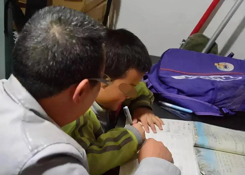 爸爸辅导作业摔断尾椎骨,父亲辅导孩子作业气晕