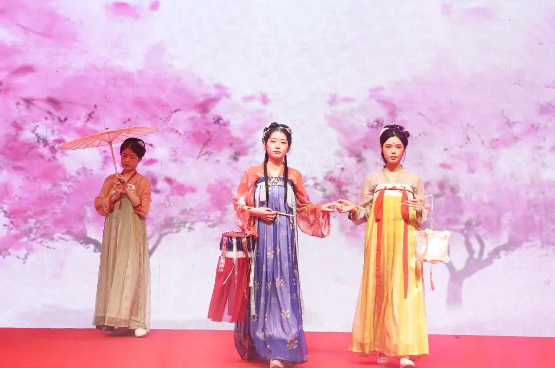 鑱氬姏鏀归潻鍒涙柊鍕囦簬鏀诲潥鍏嬮毦,鑱氬姏闈╂柊杩庡娍鍚埅