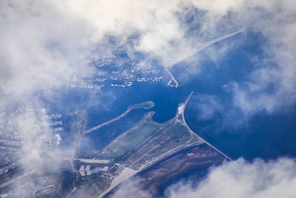 老人乘机当众排便，问题到底出在哪？