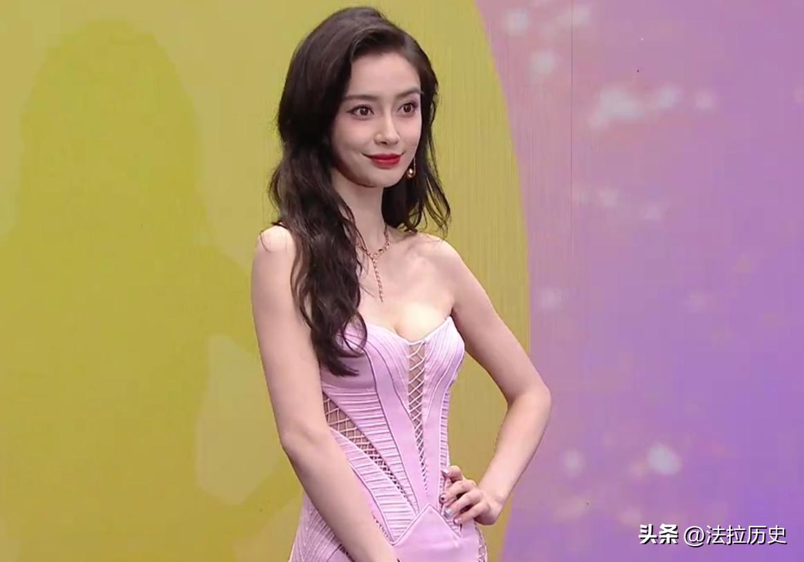 “半露酥胸”却还要捂着，脸皮薄到不自在，迪丽热巴遭网友群嘲