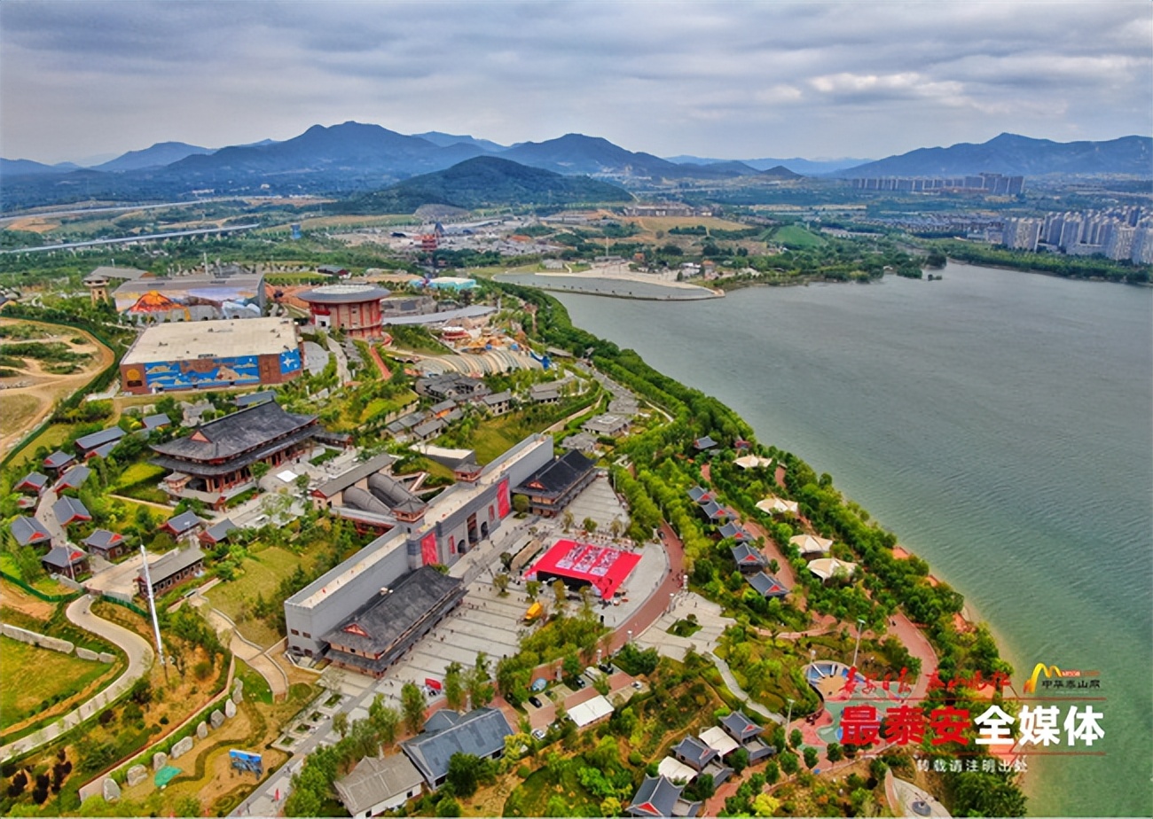 泰山石敢当文化园成*安泰**文旅“新名片”开园首日吸引众多游客“打卡”