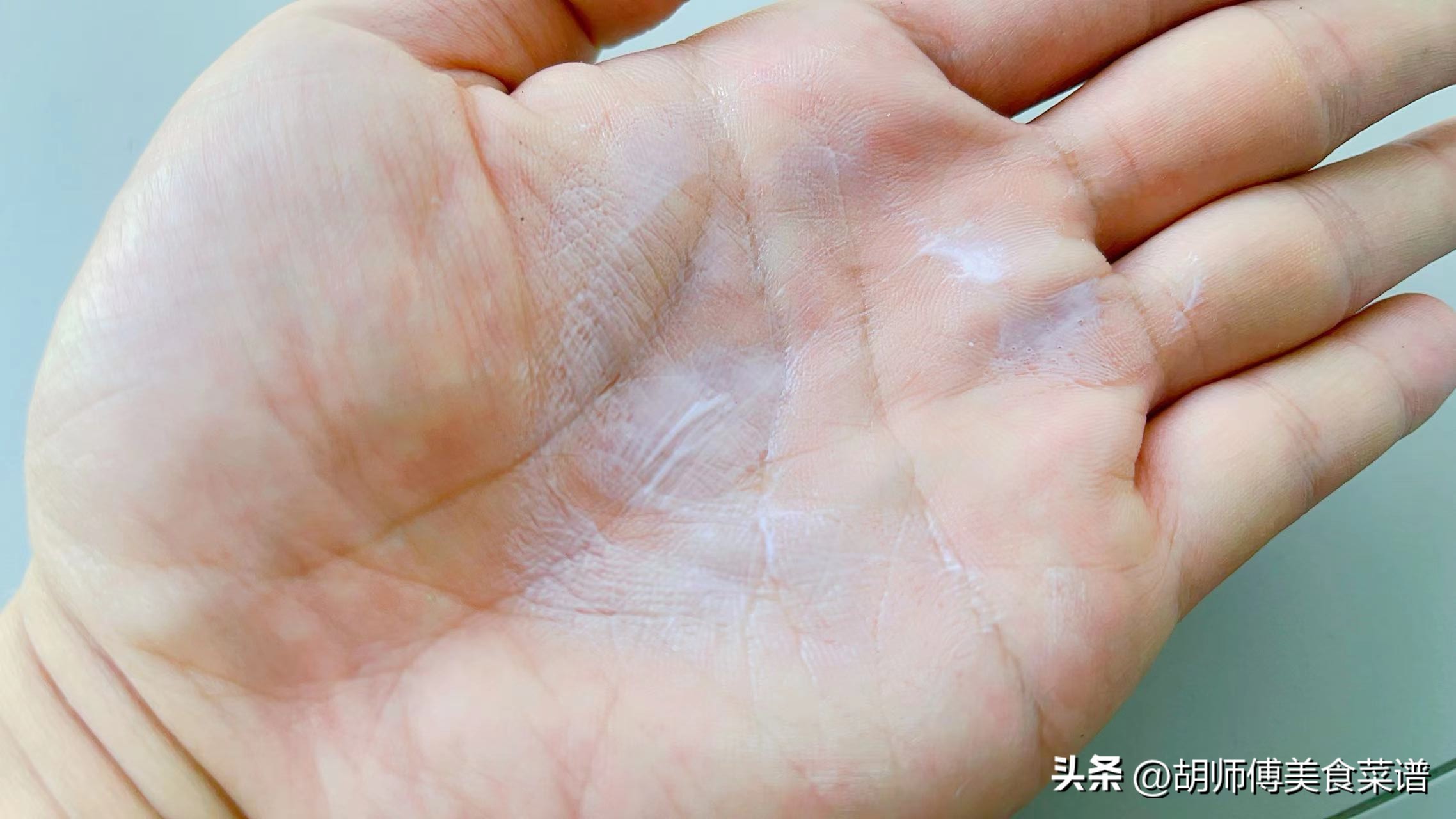 睡前在脚底抹点牙膏的作用,睡觉前脚底抹着牙膏有什么用