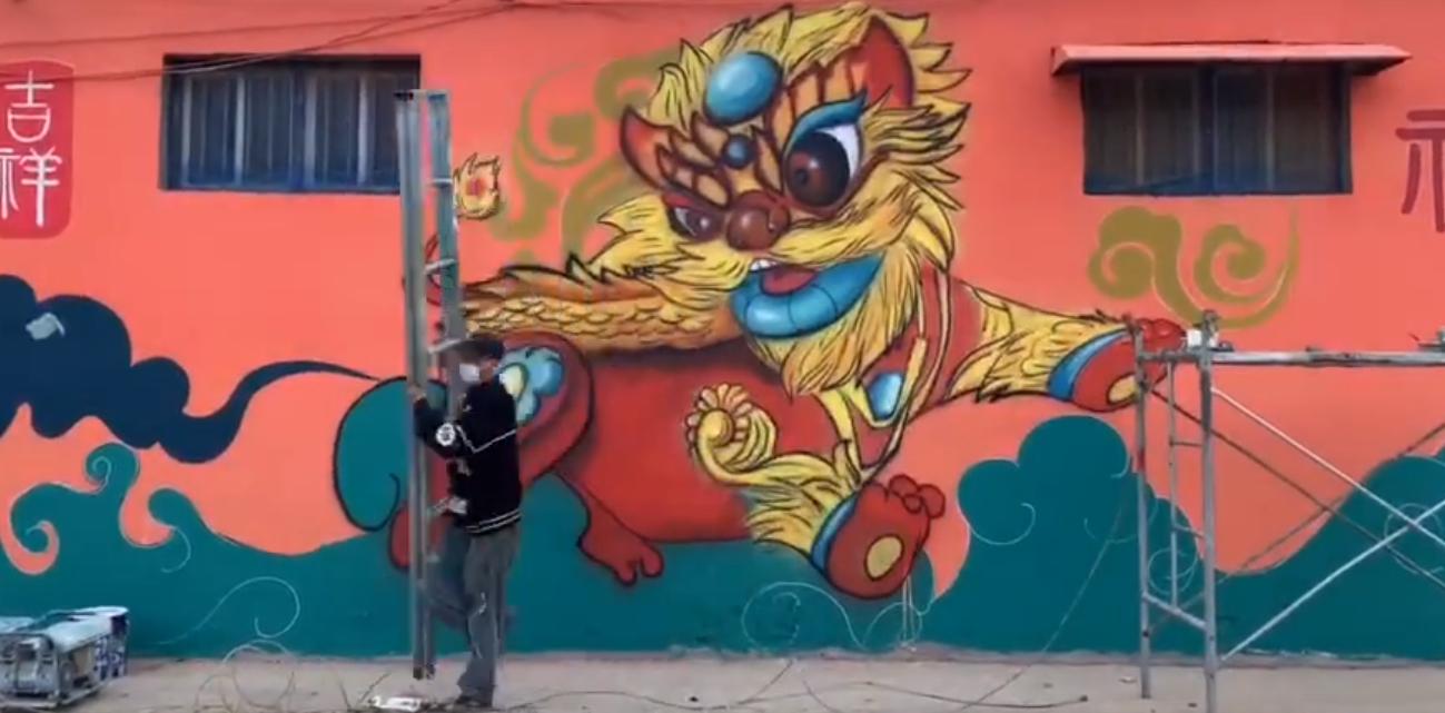 现实版“神笔马良”大新：凭一支笔带全村暴富，被华春莹点赞