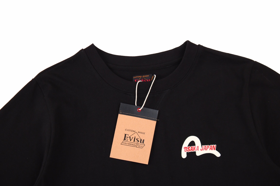 Evisu达摩印花短袖T恤这件T恤的侧面印花生动地勾勒出达摩图案