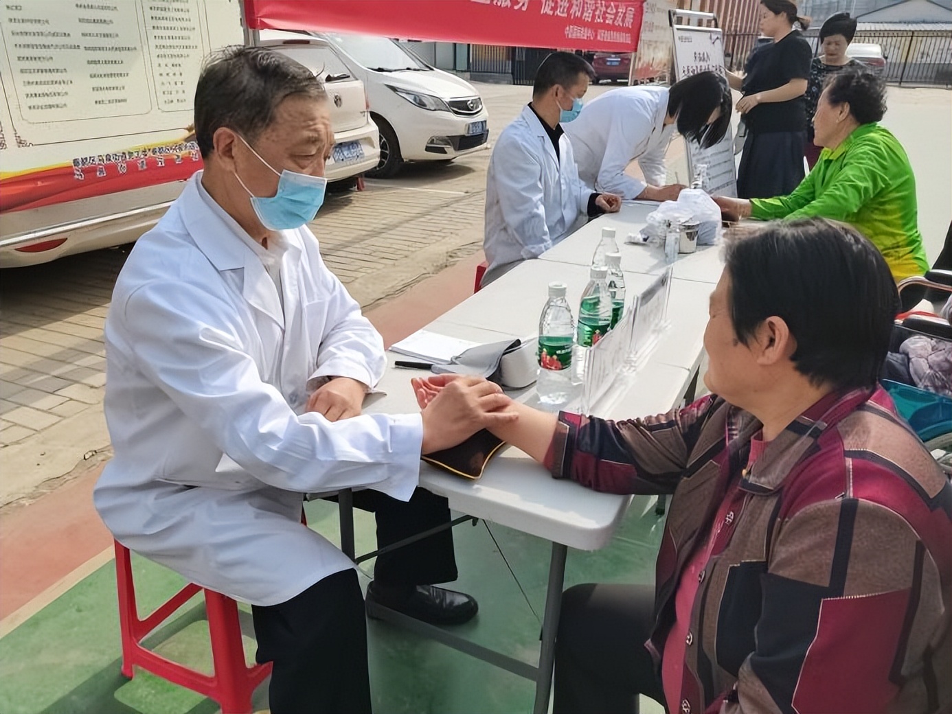 健康义诊暖人心志愿服务,健康服务进社区义诊