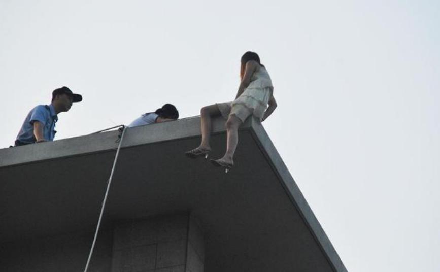 安保徒手接住跳楼女孩,保安接住跳楼女孩后续结果