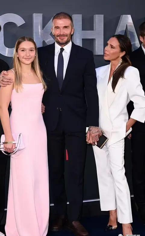 贝嫂狂晒48岁小贝半裸翘臀照，全球网友狂欢：谢嫂子带看男菩萨！