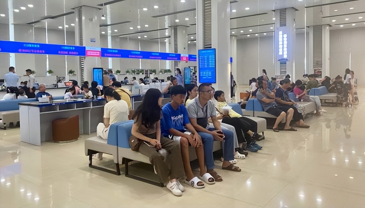 博罗有办出国证的,暑假办理出入境的市民