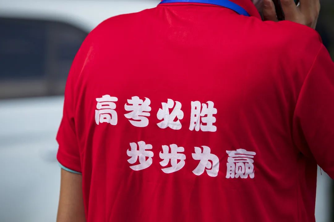 刚刚，青岛5万多勇士霸气走进战场！少年，此去何求？夺盛名、拔头筹、争魁首、独占鳌头！