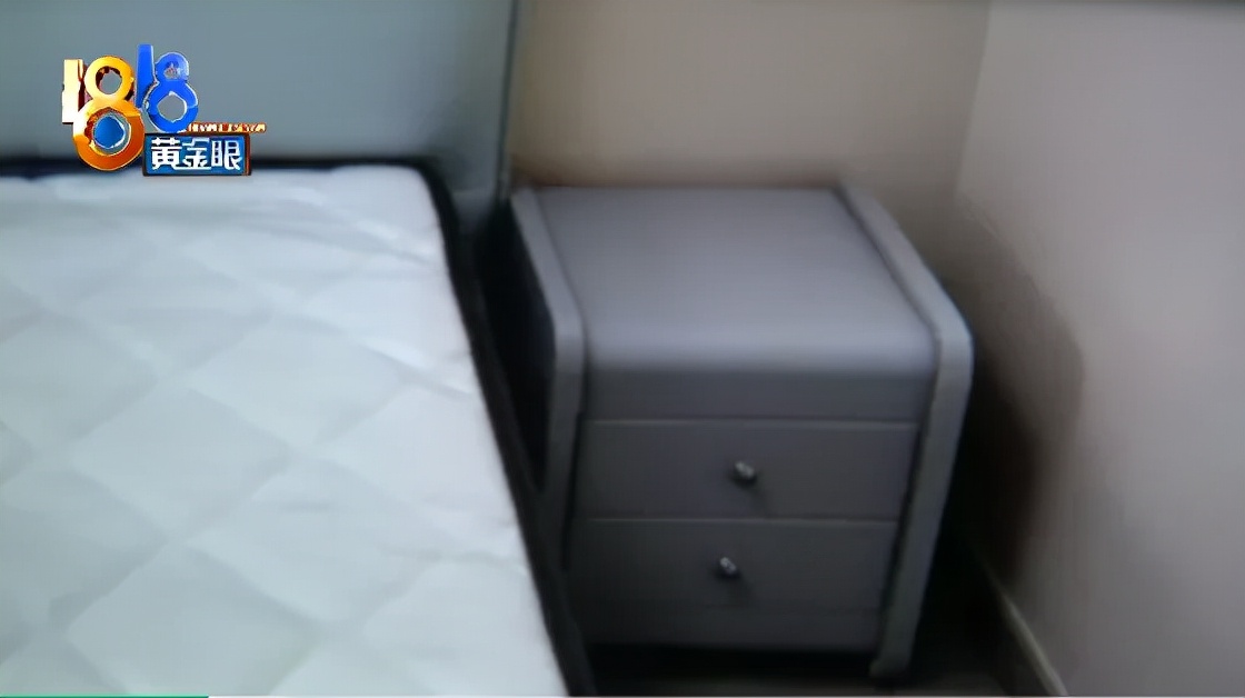 床和床头柜看起来很怪异,奶油风床头柜颜色色差