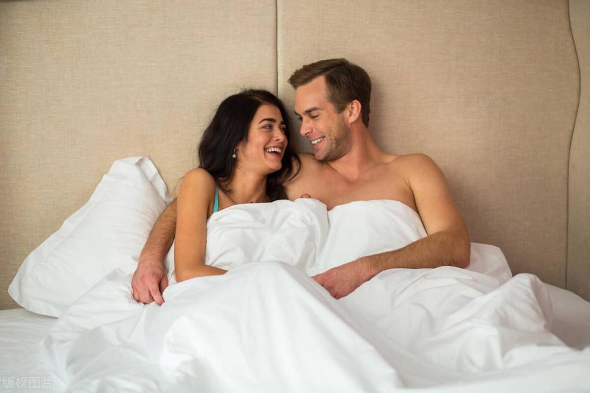 男人喜欢女孩子的脚，会亲吻她的脚，是“变态”行为还是有癖好？