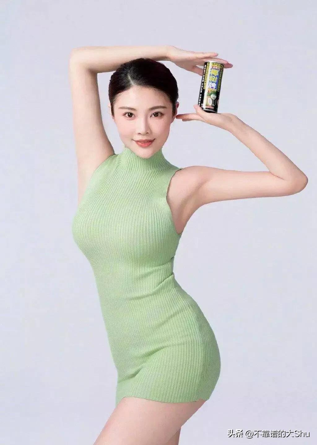 她身材高挑,她身材苗条