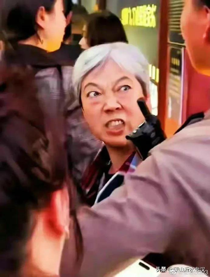 插队婆孙的最优解！做网红直播道歉,警告网友头像成车贴涉嫌违法