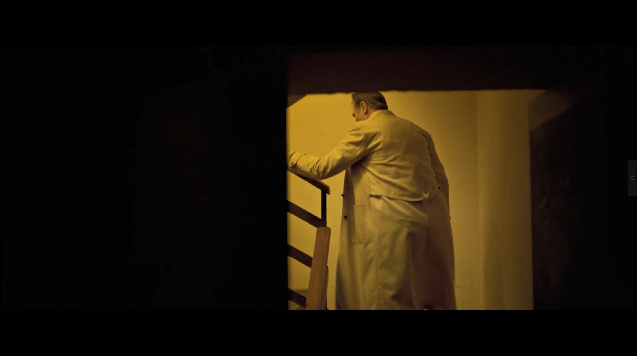 第72分钟，马洛溜进科巴塔俱乐部，顺手穿上了一件风衣