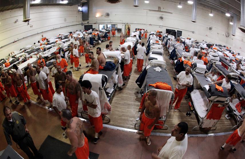 美国黑老大监狱“后宫”:女警投怀送抱,为他生5娃,每月收1.6万