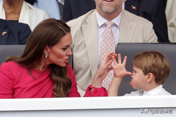 路易又抢女王风头！出席活动时要查尔斯抱，吻妈妈，站凳上吃零食