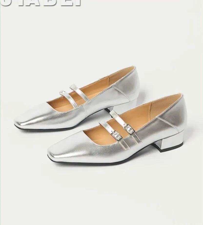 夏天穿裙子还是少穿运动鞋，今年流行这几双鞋子，舒适显气质