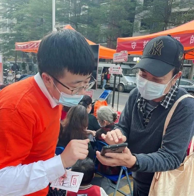 反诈宣传进社区服务群众创平安,社区网格员开展反诈宣传活动