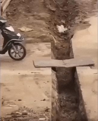 特斯拉突然失控撞歪电线杆,特斯拉瞬间失控事件