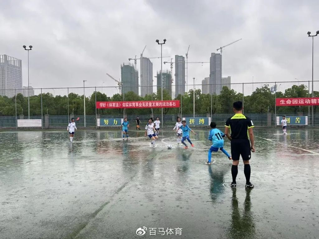 大雨浇不灭热爱!冒雨踢球太燃了吧