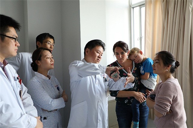 国外先天性脑瘫成功案例,德国夫妇带脑瘫孩子来华治疗