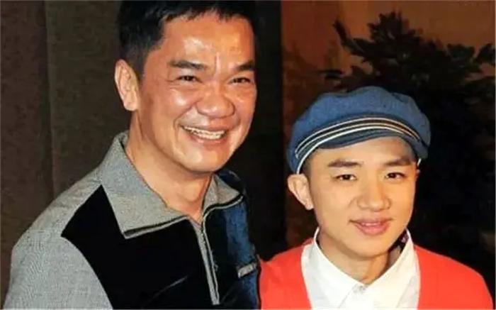 64岁的“傻标”黄光亮，在内地过起了退休生活，被传是王祖蓝老爸