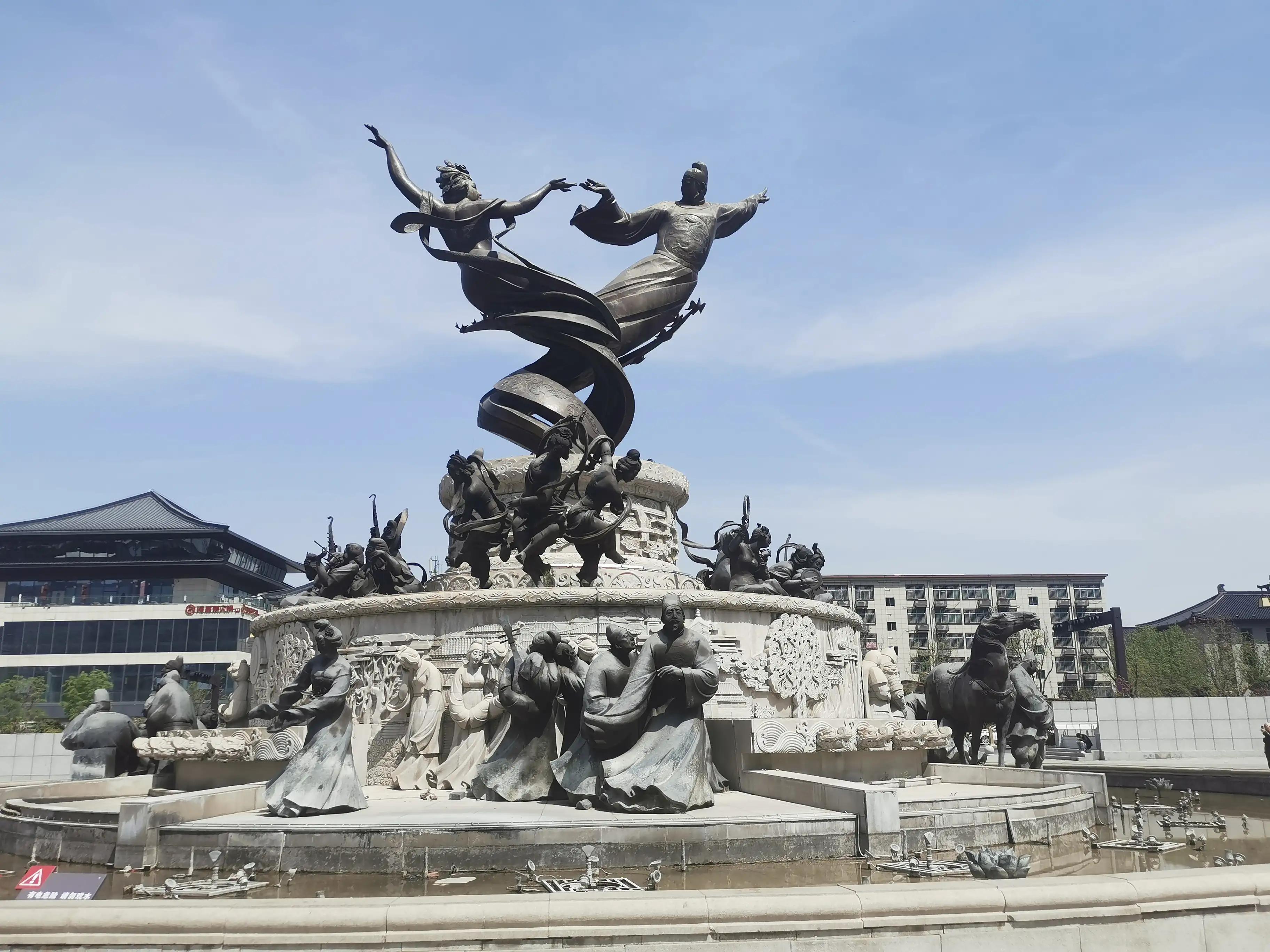 华清池温泉水滑洗凝脂,春寒赐浴华清池温泉水滑洗凝脂