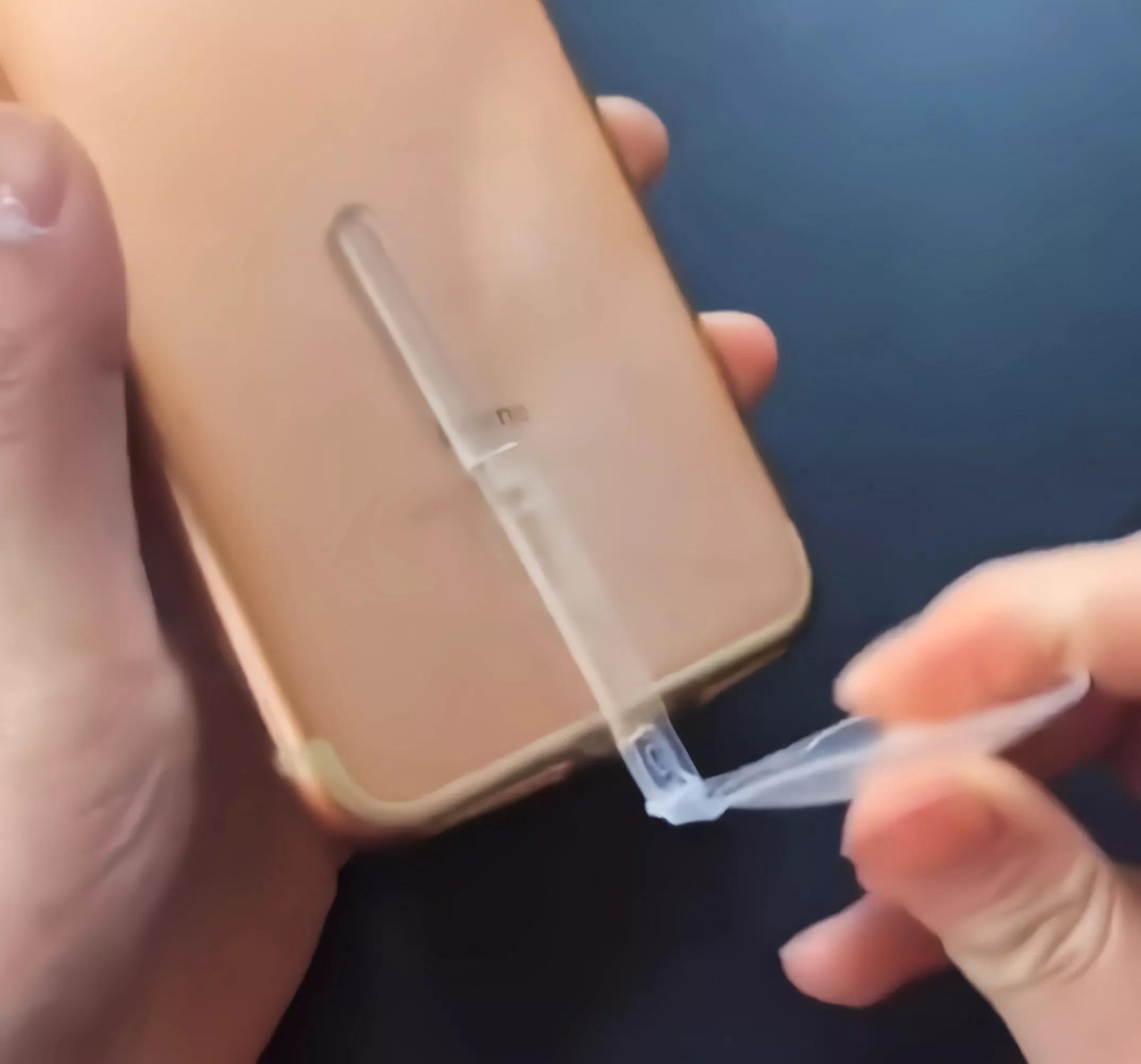 滴露消毒液把白色衣服染色怎么办,白色衣服和黑色一起染色了怎么办