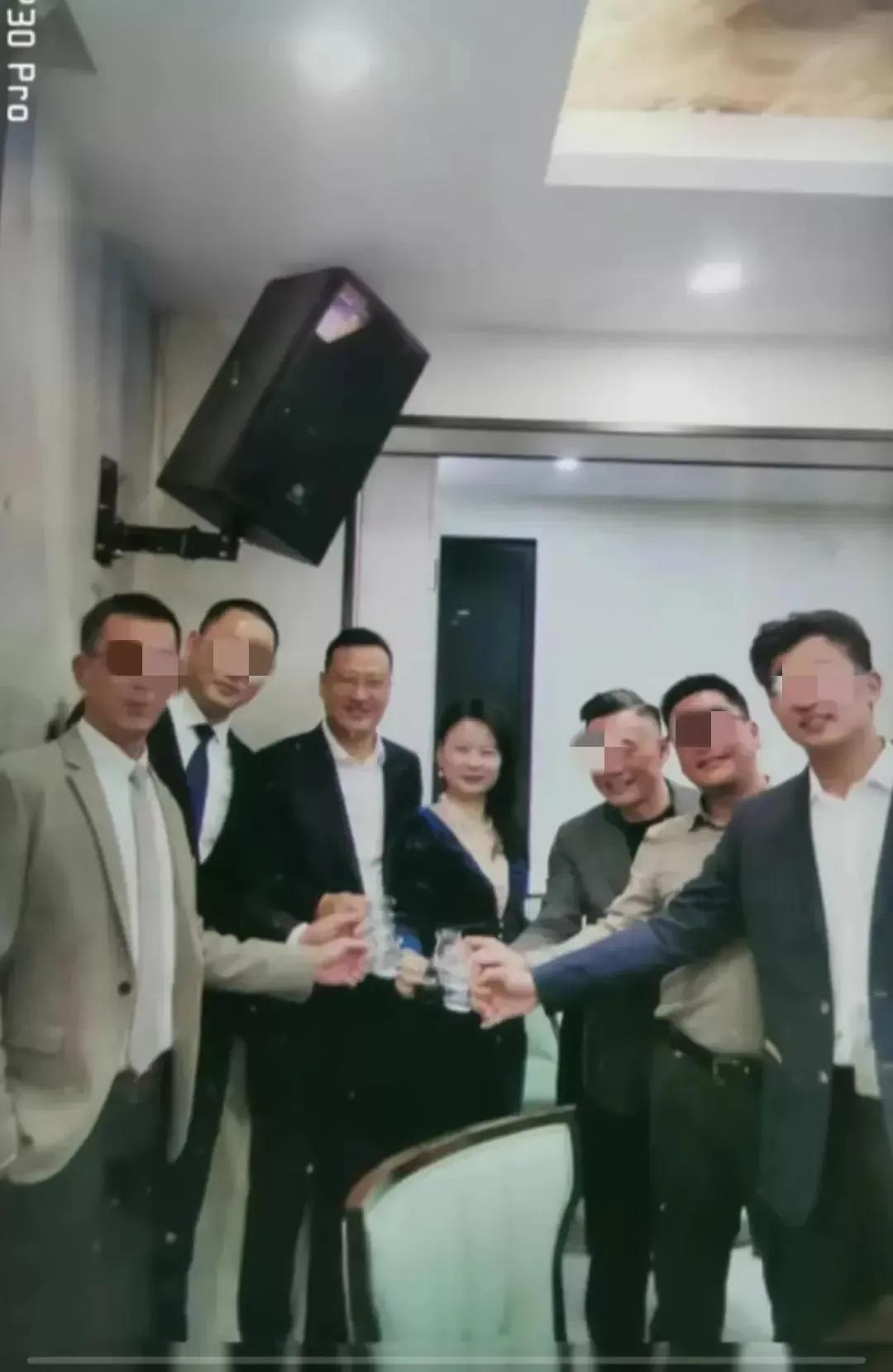 惊爆大瓜，出轨门牵出神秘骑行团，聊天记录被曝光，毁三观啊！