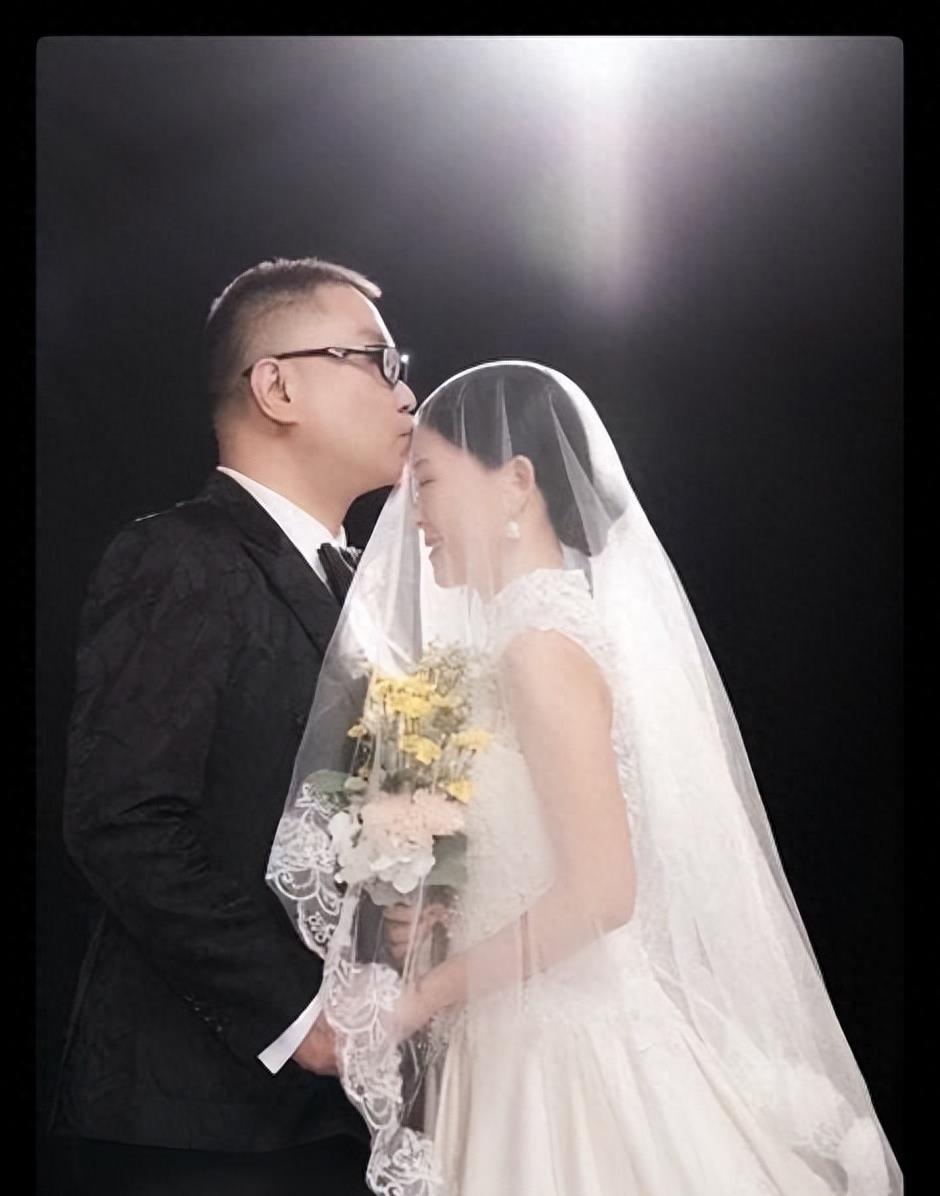 “纤夫哥”的跌宕人生：从春晚到牢狱，再到娶小娇妻