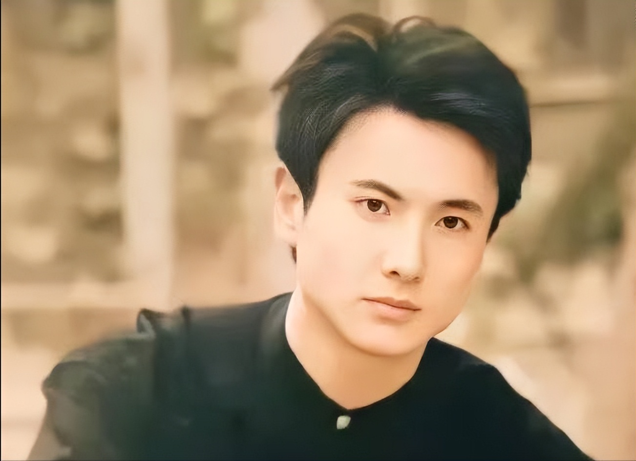 怀孕了？沈腾出国看病，王琦深夜与友人聚餐，笑容满面，肚子突出