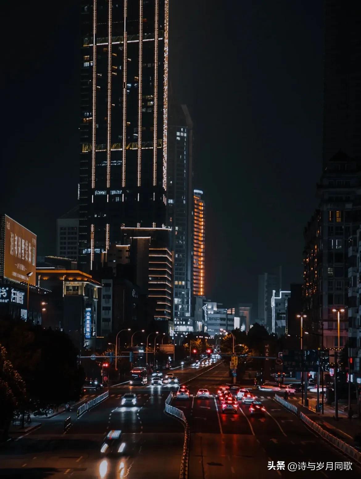 歌词｜《倾城》——红眼睛幽幽的看着这孤城，琼楼玉宇，倒了阵形