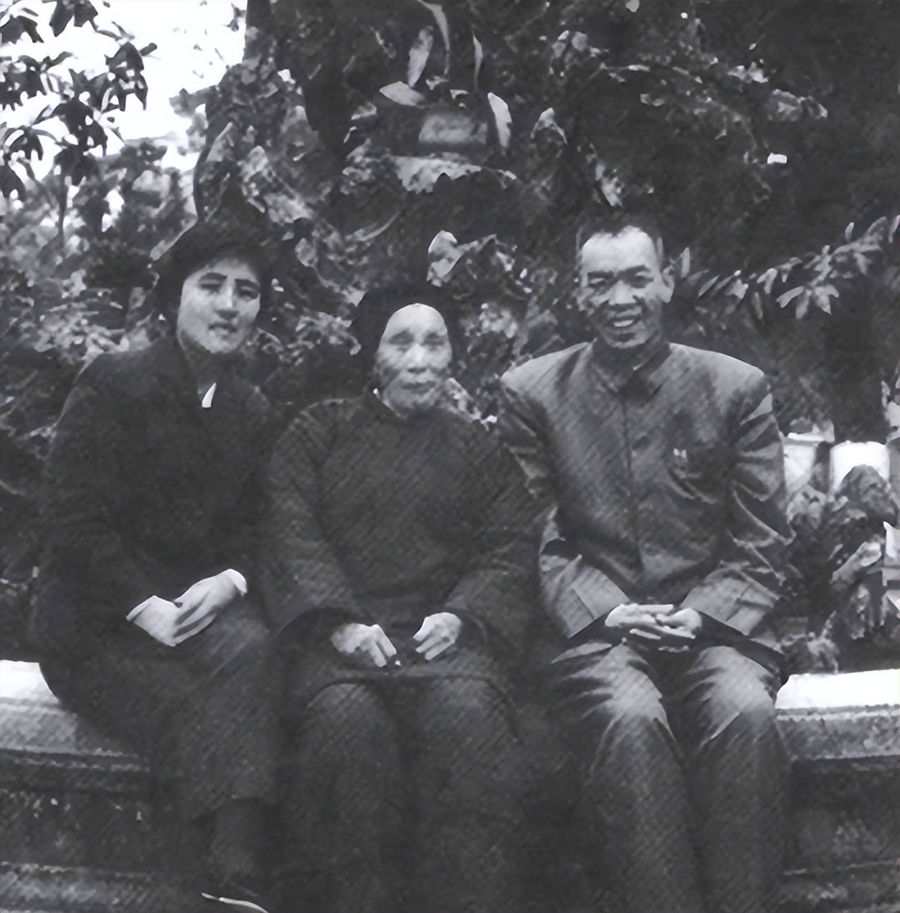 1947年，梁兴初买烟发现没带钱，给刘亚楼打电话：借我1万元