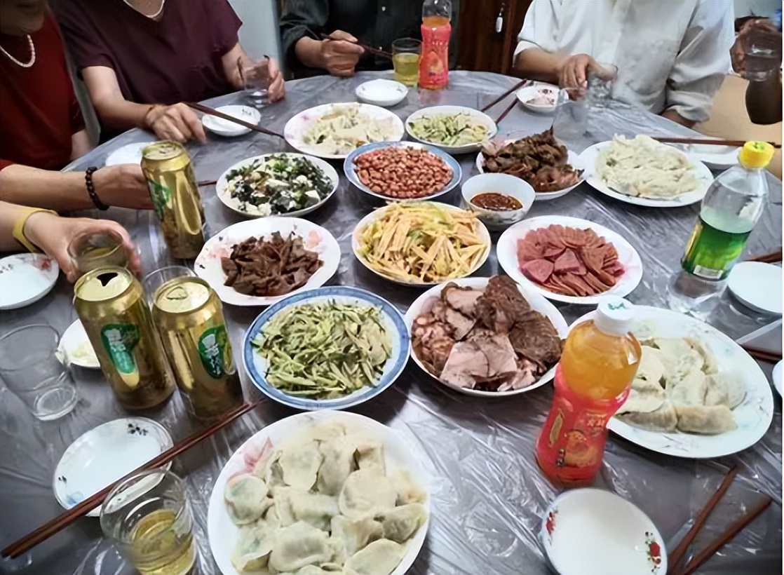 辽宁男子喝酒达三万斤,辽宁大叔40年喝成河马脖