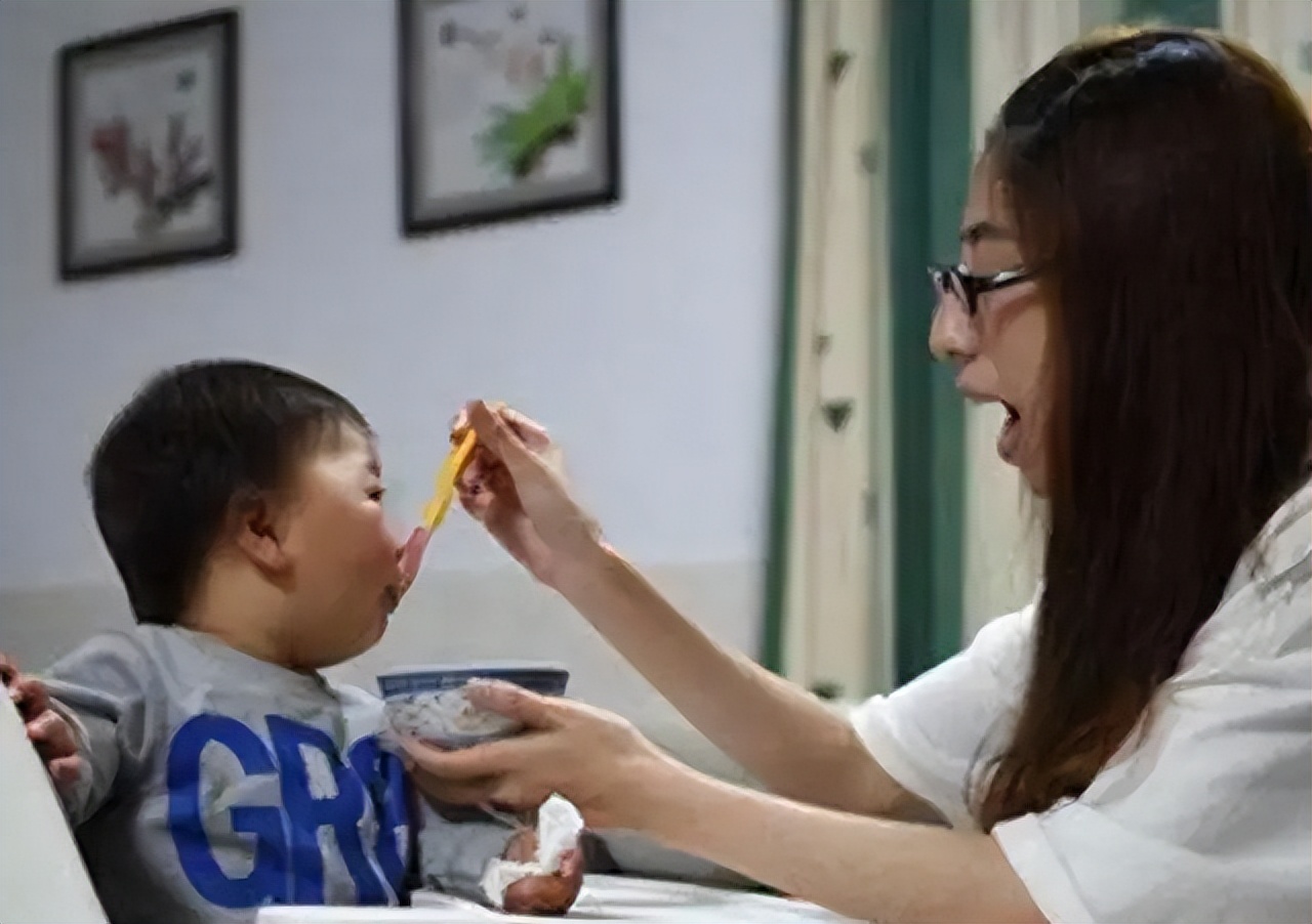 最近降温孩子感冒的特别多,孩子受凉感冒需要保暖还是降温