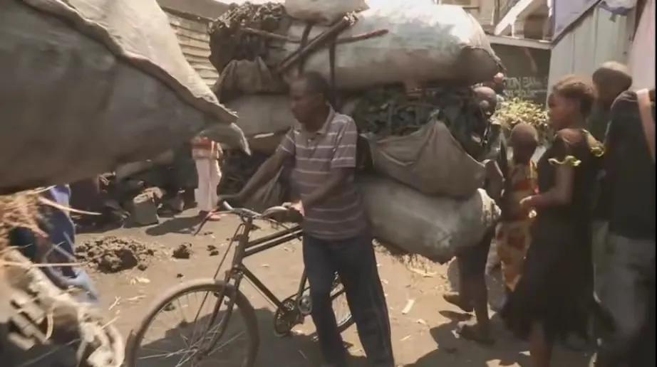 把中国自行车用到极致，就是非洲的致富之路！上街都会有美女搭讪