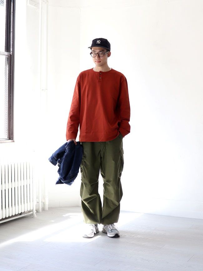 黄杏色和军绿色哪个不过时,军绿色裤子如何穿出高级感