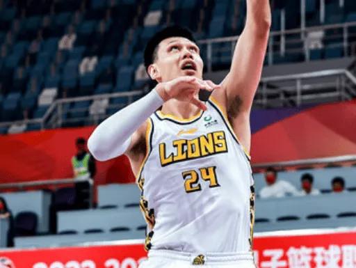 许钟豪因猛踹上海外援裆部，严重违反了体育精神停赛2场罚15万