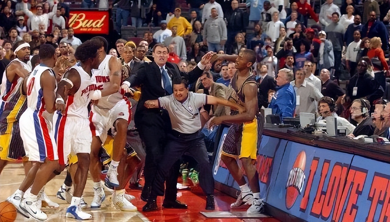 二本学生vs985学生,成都体育学院学生一脚踢倒人