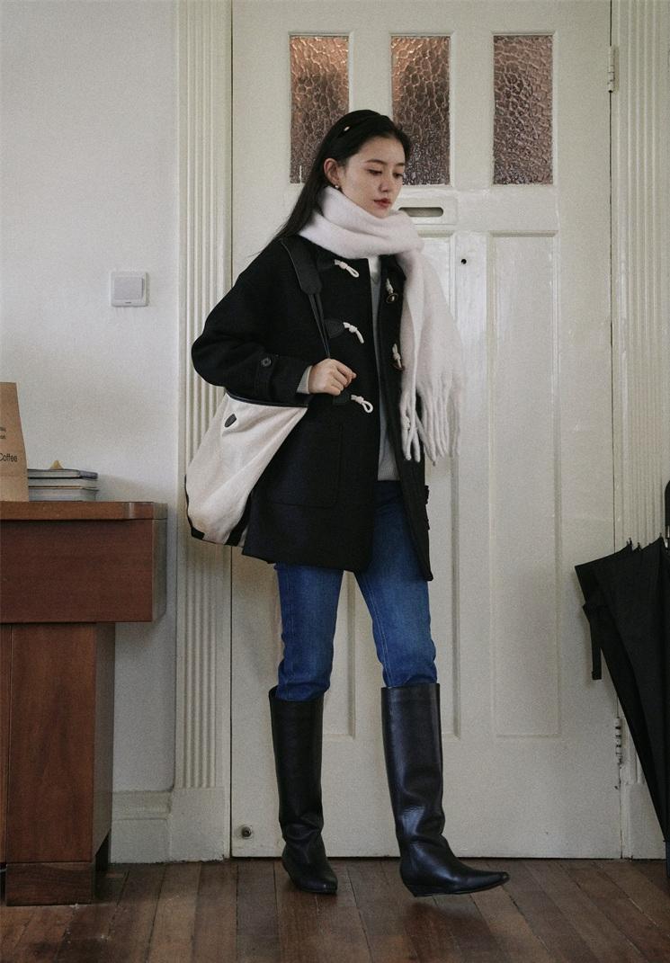 牛角扣大衣穿搭高级感小个子,牛角扣大衣如何穿出年轻高级感