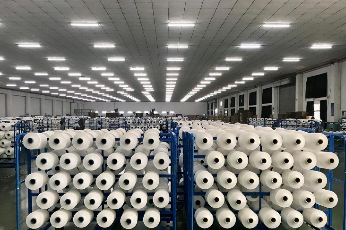 江苏穷小子，13岁工地搬砖白手起家，如今身家1400亿，成江苏首富