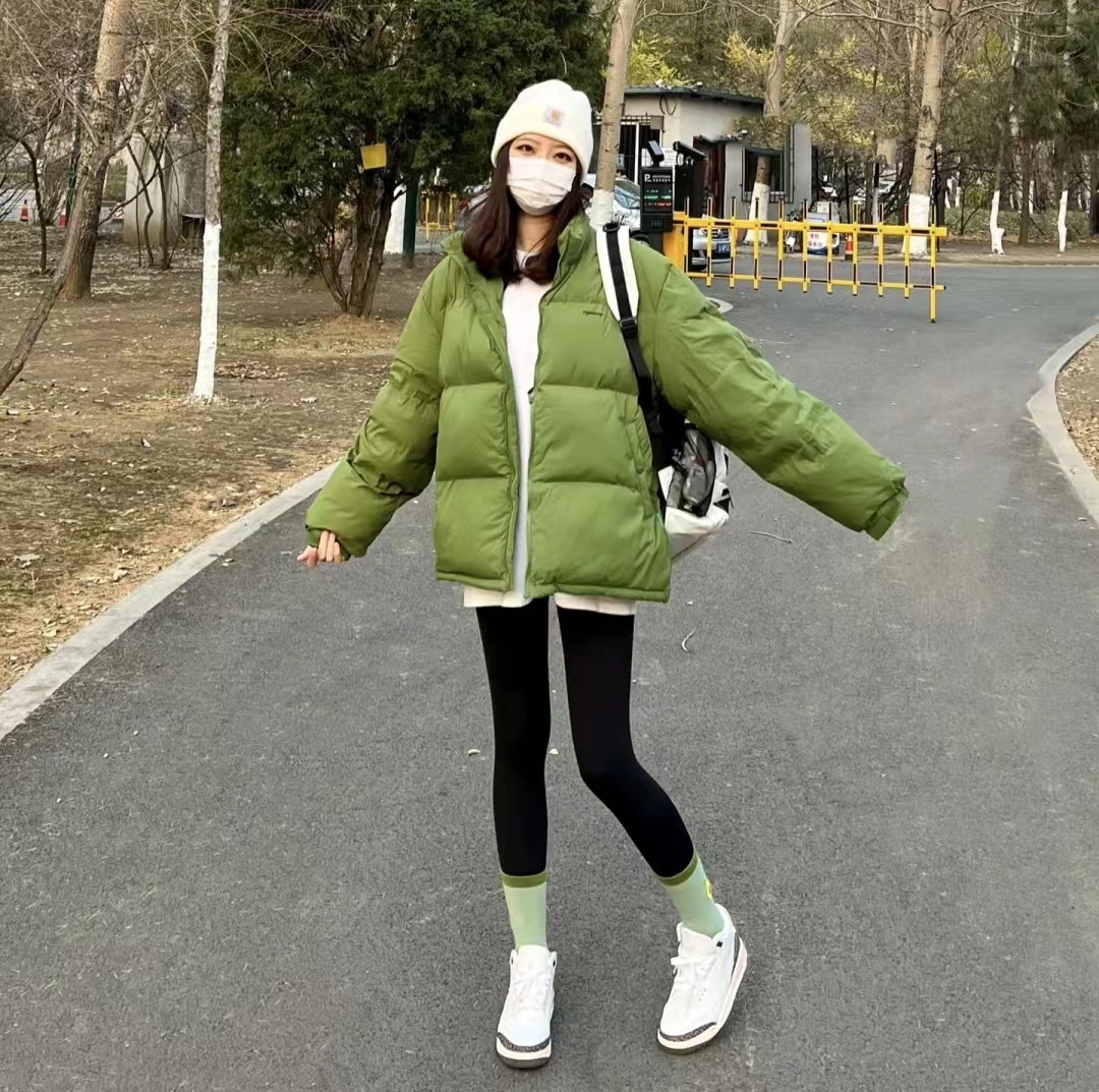 冬季穿什么颜色的羽绒服最百搭,流行的冬季羽绒服颜色搭配