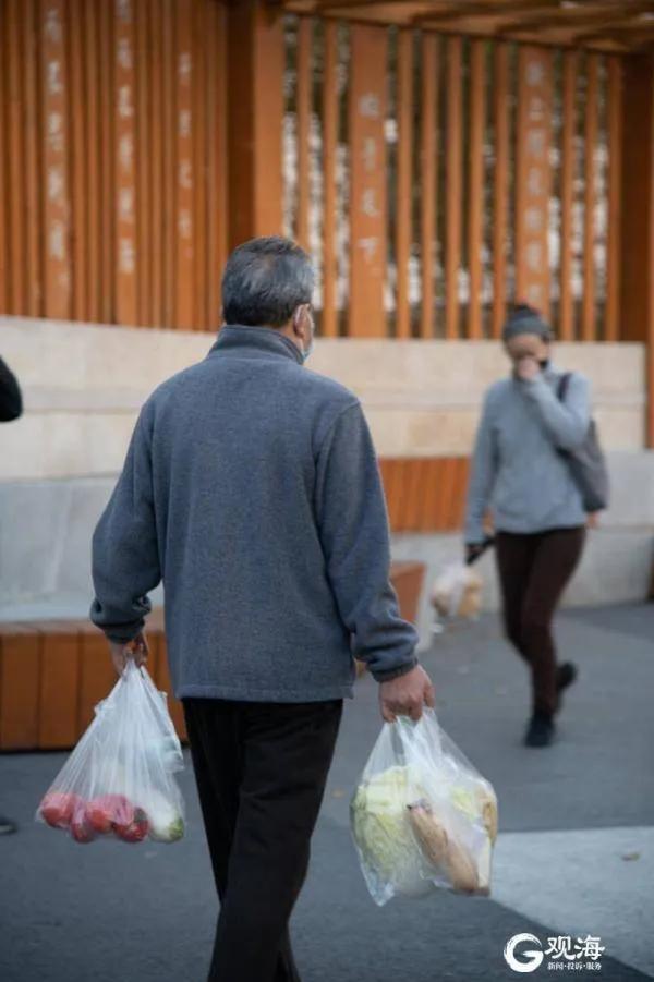 我去面包店，看到两位老人没吃饭没钱买面包