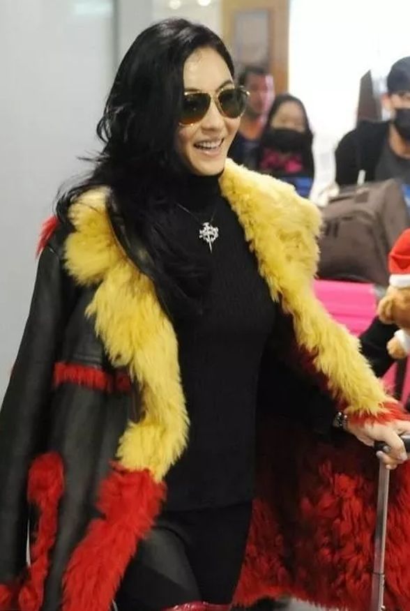 女人上了年纪也别穿得太土,40岁女人穿这几种颜色很土