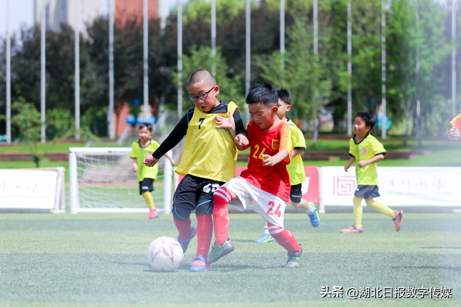 幼儿园孩子足球踢门比赛,幼儿园小朋友踢足球比赛视频