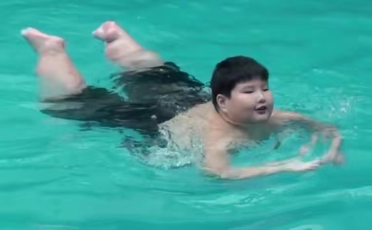 江西一男孩14岁达到300斤,10岁男孩一顿吃三碗体重飙到130斤