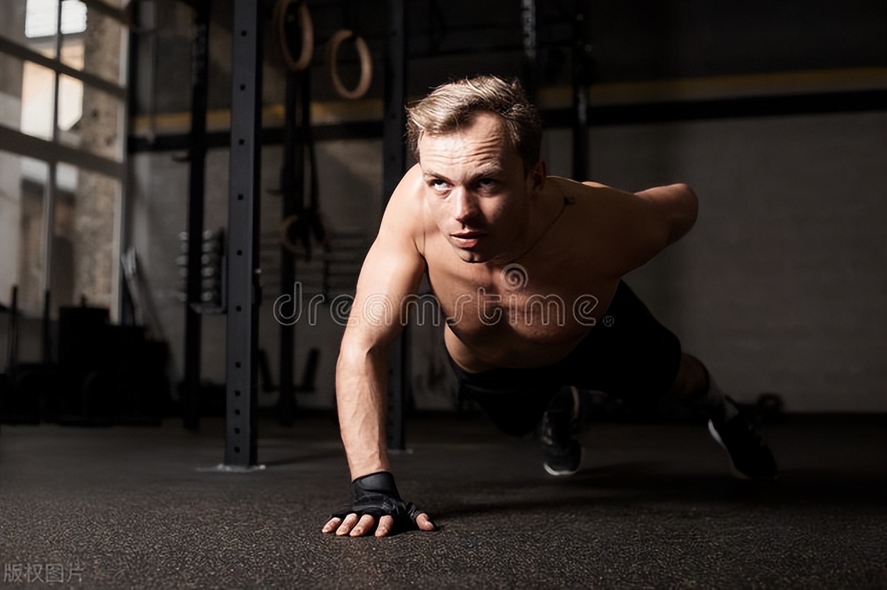 每天做俯卧撑可以练到哪种程度,天天做俯卧撑能练到什么程度